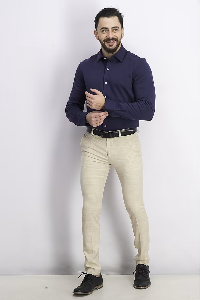 Navy shirt and beige pants: the perfect color combination